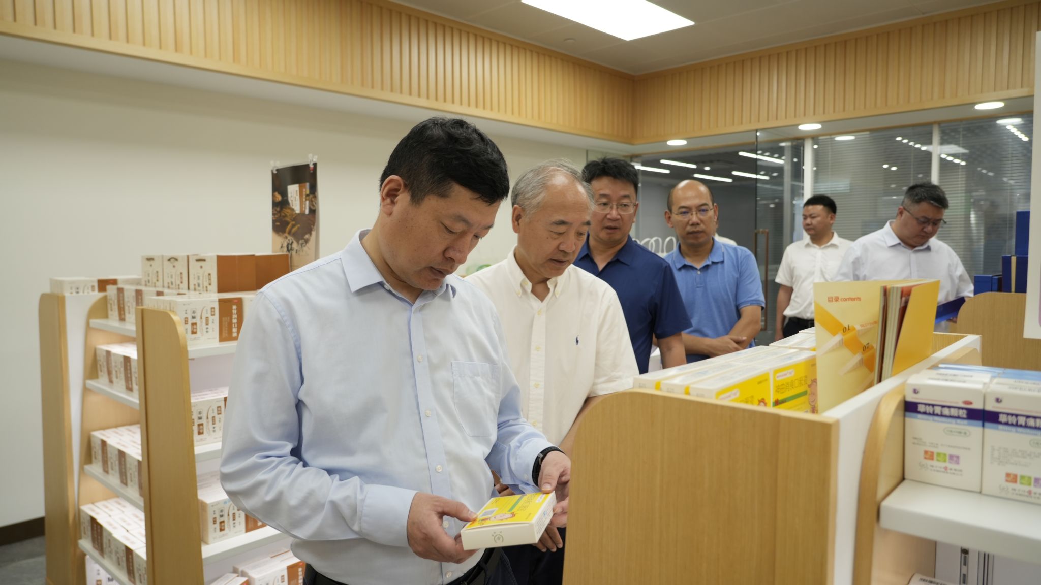 参观展览区 参观展览区